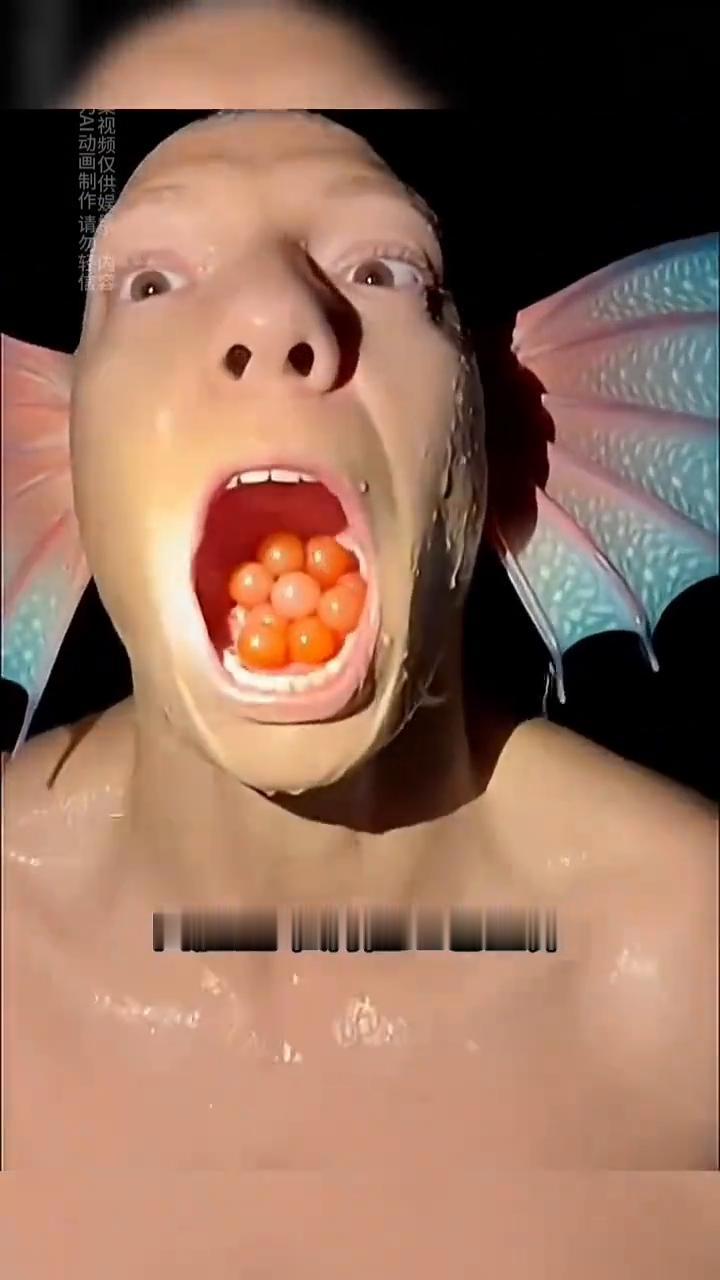 网友发来了几段视频？这些画面你可能从未见过！
·深夜滨海水面，一个长着彩色鱼鳍耳