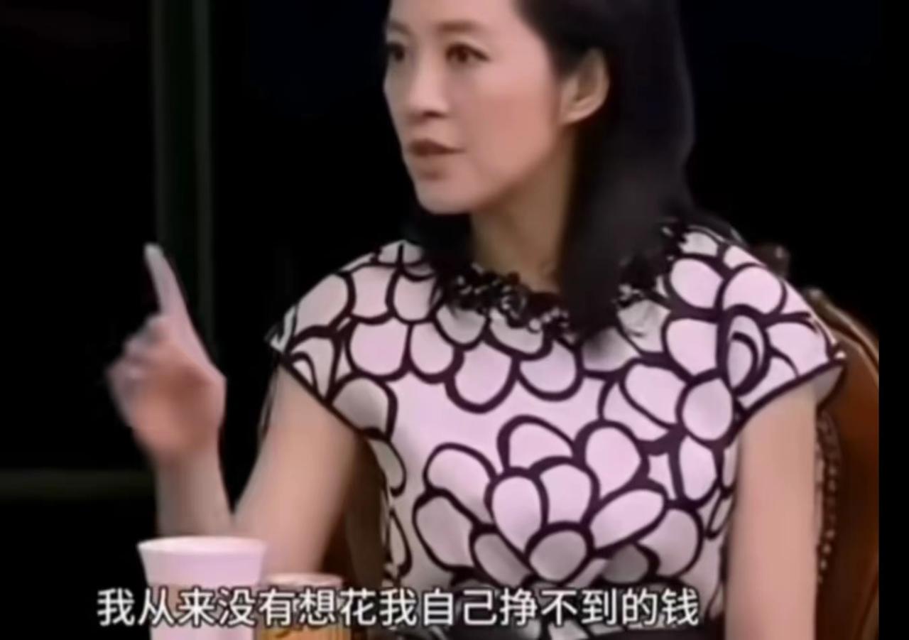 这就是做了女表子还要立牌坊了[抠鼻]。

许戈辉是小三上位，而且是在原配怀孕期间