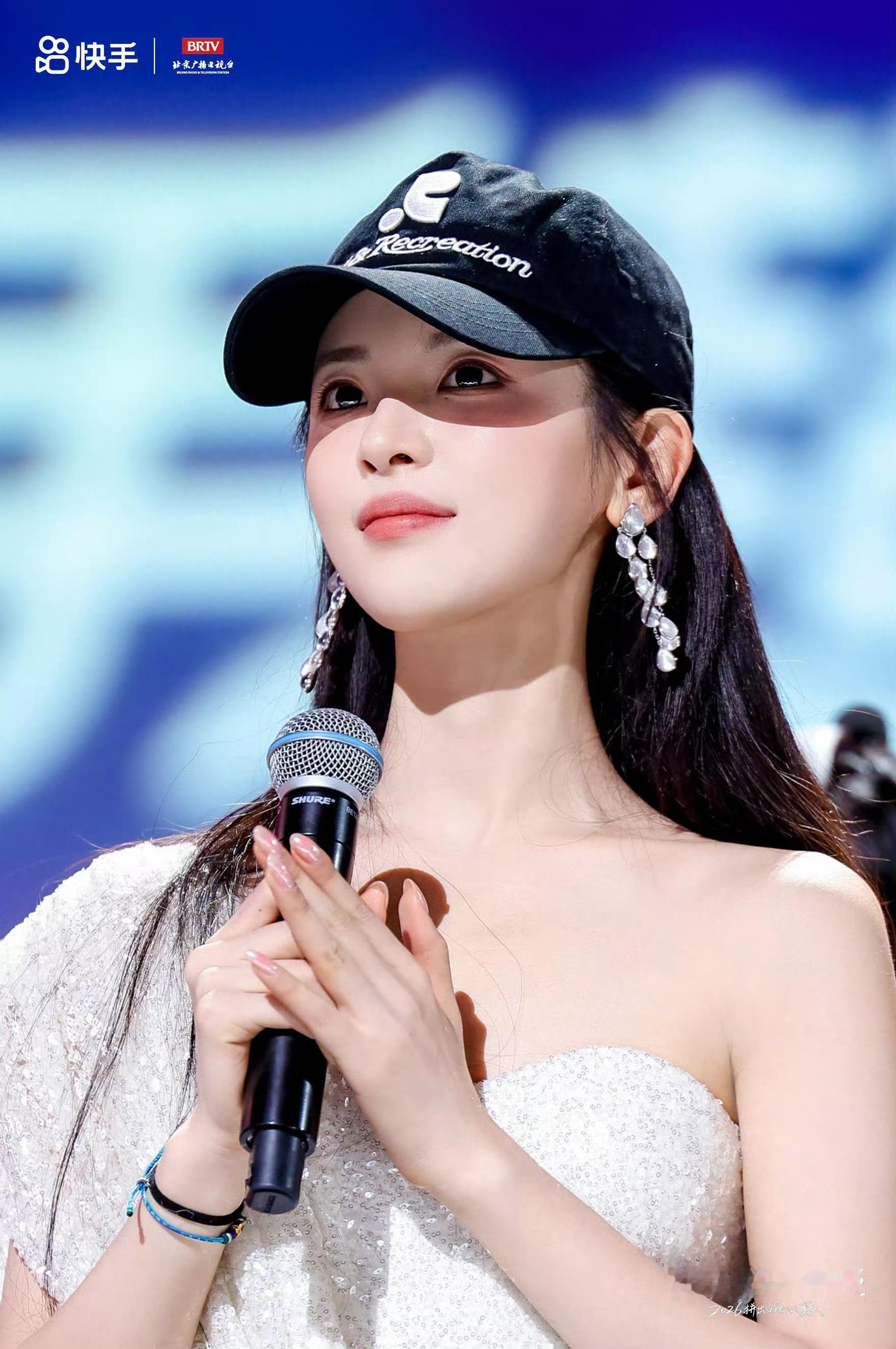 超级美丽！！杨超越夏晚出图贺峻霖杨超越合唱开场曲 ​​​