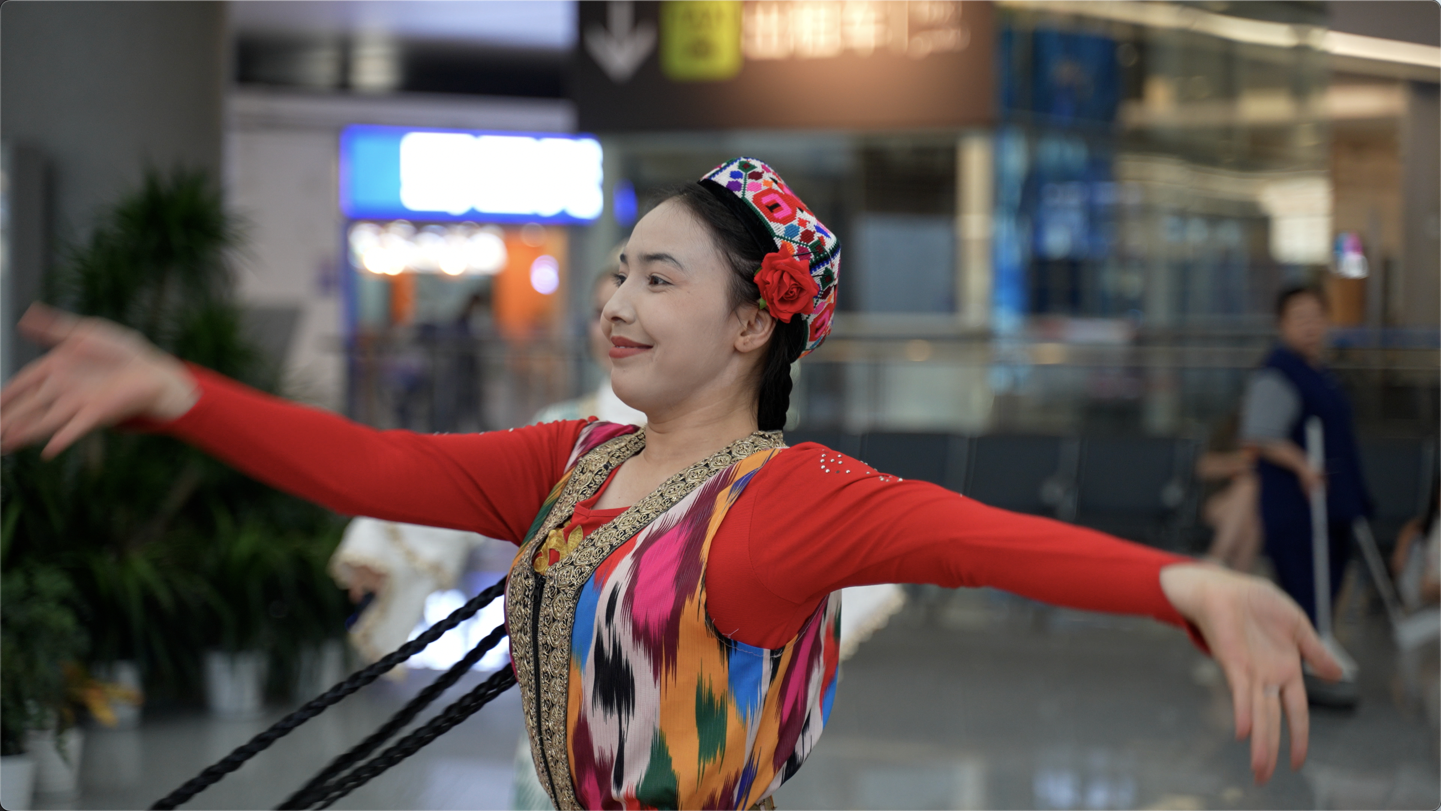 文旅局长闪现机场比拼花式揽客 刚出闸机就被阵仗惊到了！！几位文旅局长带着队伍在机