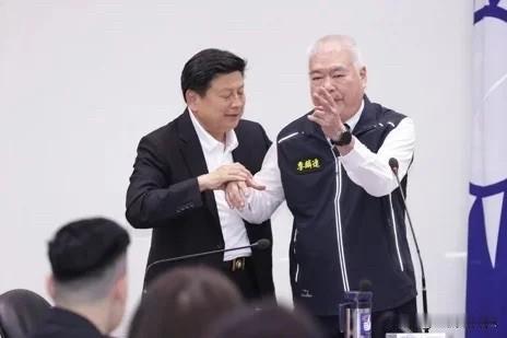 国民党副主席季麟连昨天（29日）在中常会强调自己代表全体黄复兴，对韩国瑜重炮抨击