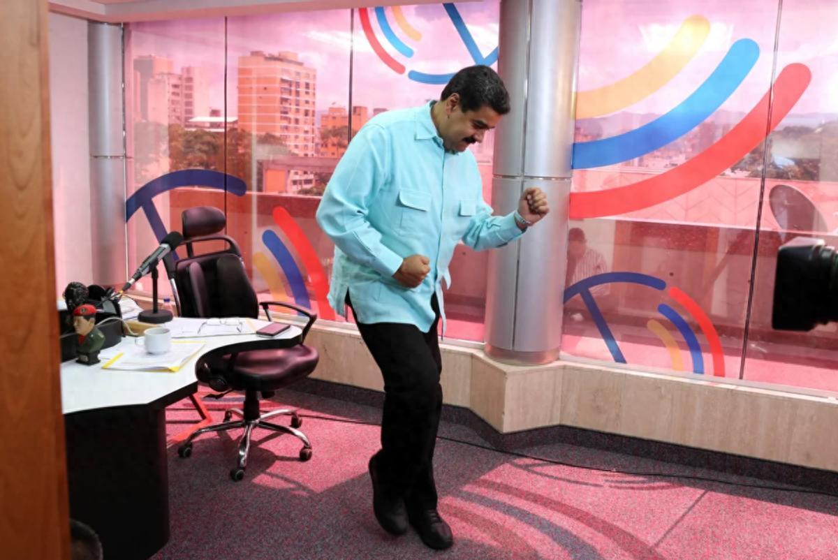 特朗普这回真急了！直接下令全面封锁委内瑞拉，还扣上“恐怖组织”的帽子。眼看马杜罗