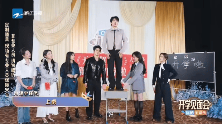 冯建宇上桌 下来之后，他悄悄对旁边人说“腿有点软”，被镜头拍到，这真实感，比刻意