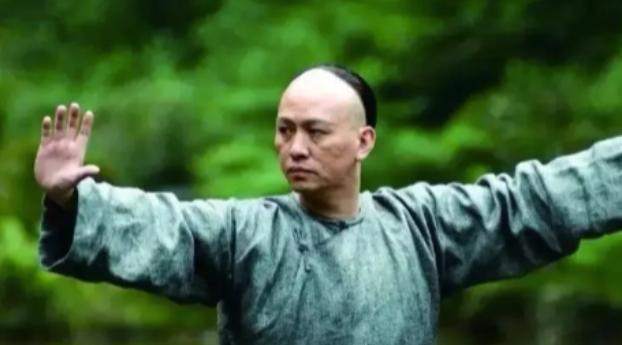 嘉庆年间，20岁的董海川自认对六合刀的舞法颇有建树，便在开封摆摊耍六合刀。突然旁