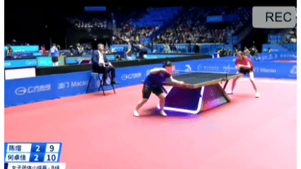 何卓佳和陈熠打了几个回合，裁判才举手？
我用慢动作回放给大家看。

首先何卓佳并