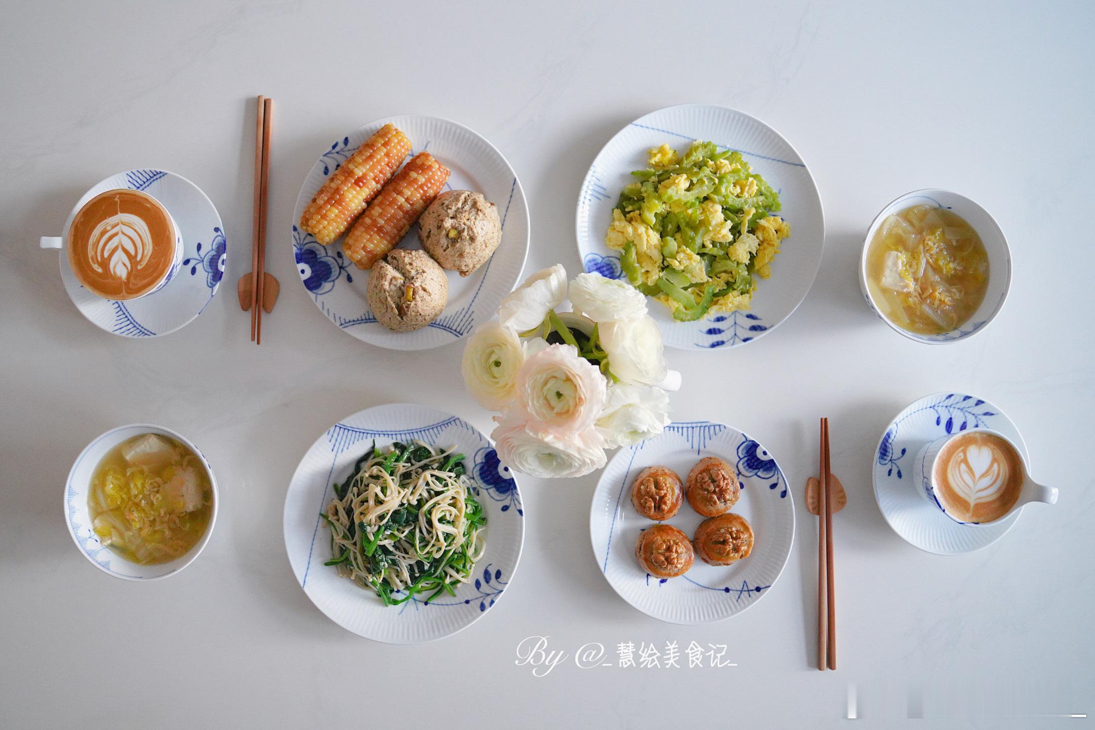 新周好[鲜花]早餐菠菜炒金针菇，苦瓜炒鸡蛋，虾皮娃娃菜豆腐汤，杂粮麻蓉包，蒸玉米