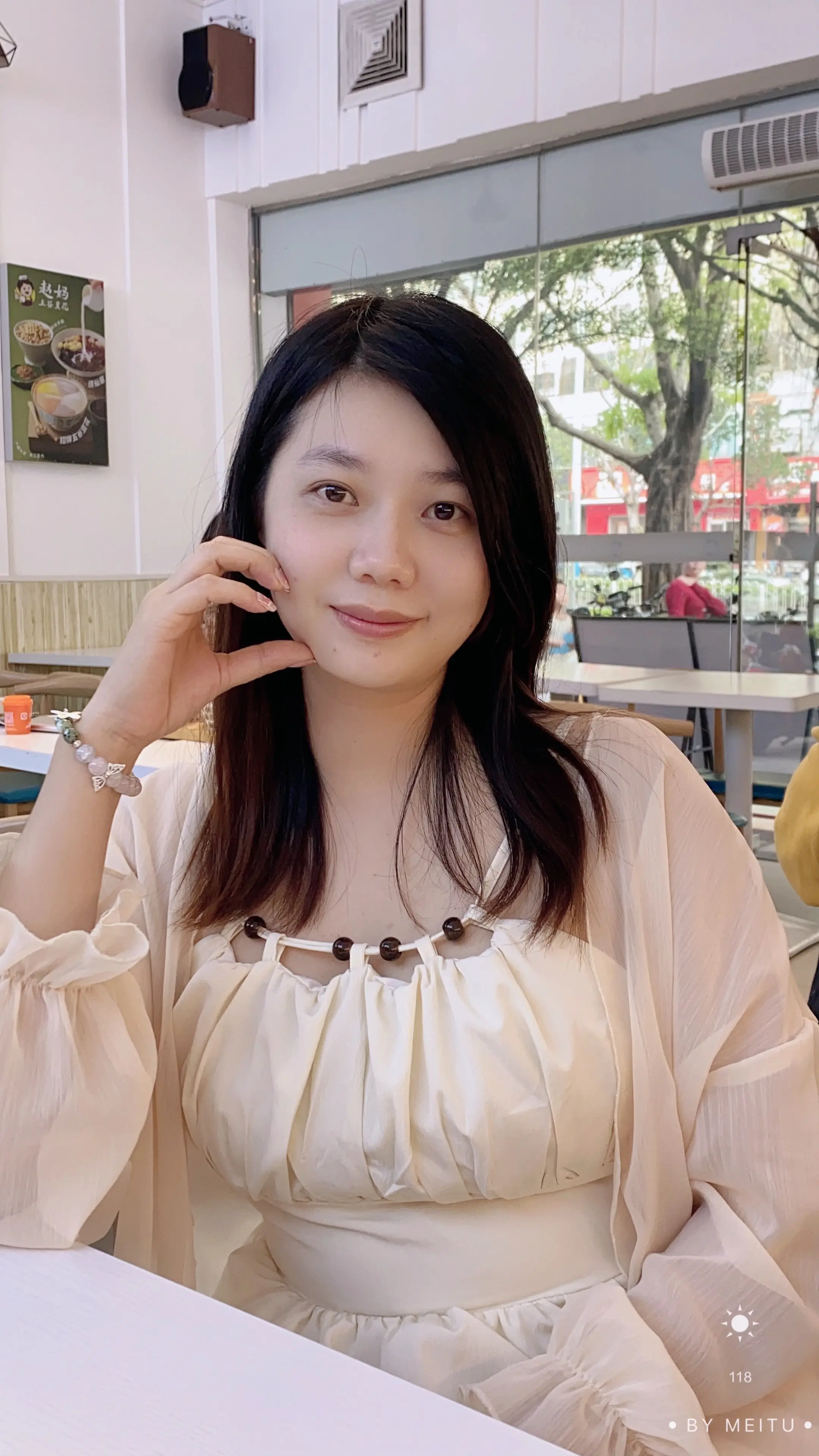 怎么会不焦虑呢？日惭发胖的身材，空空如也的钱包，以及，对我而言，遥不可及的自由