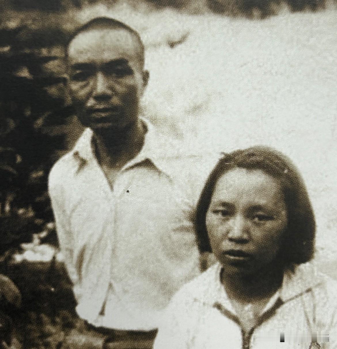 1942年夏，郑位三在安徽和大人蒲云结婚合影。新婚之夜，郑位三向蒲云坦承了前妻曹