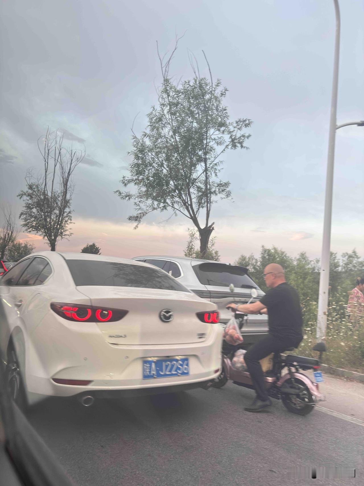 西安灞河河堤路柳雪路，回蓝田方向，路边停车，小心交警贴罚单，最近傍晚，来河道里的