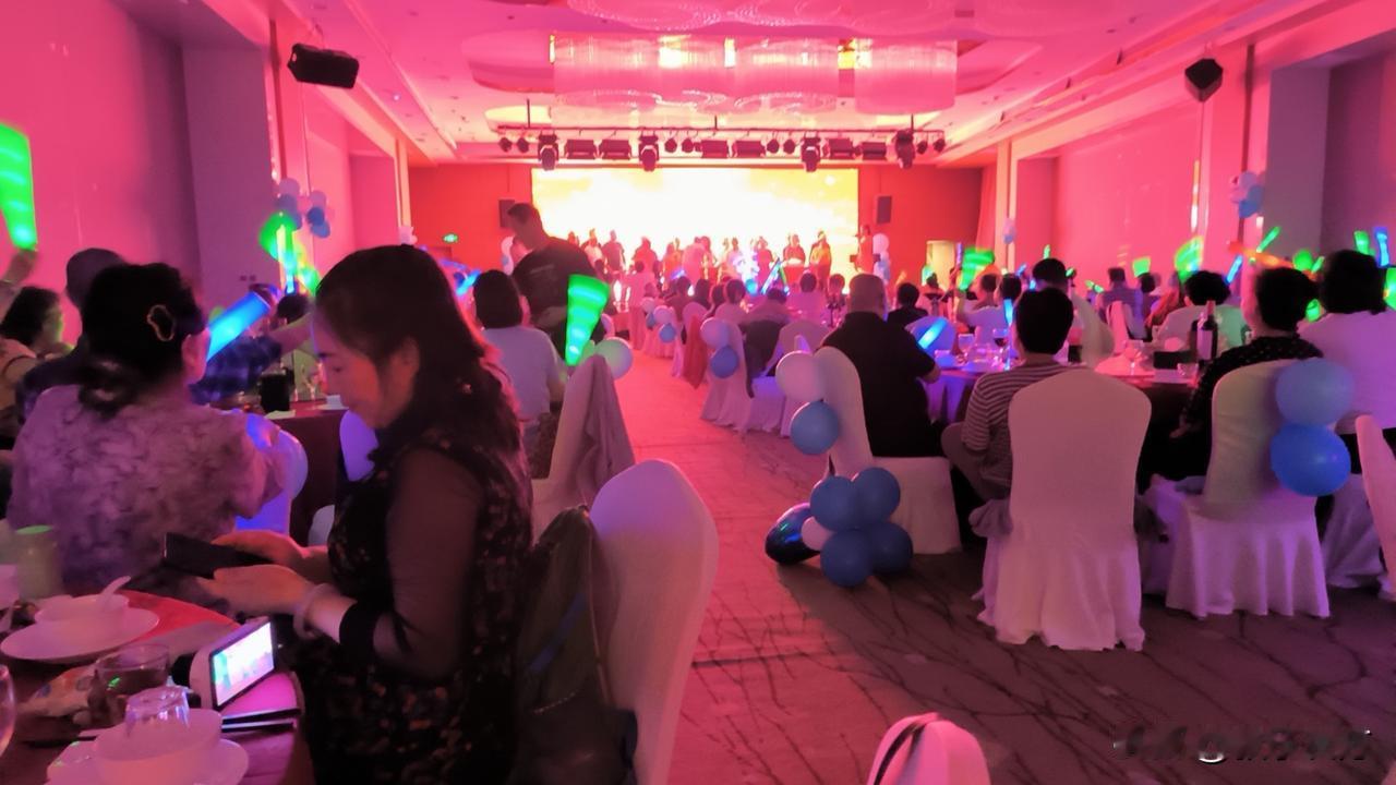 根本不是一个档次，一个在用力嘶吼，一个则是按音乐音节在进行美妙演唱，差距太明显了