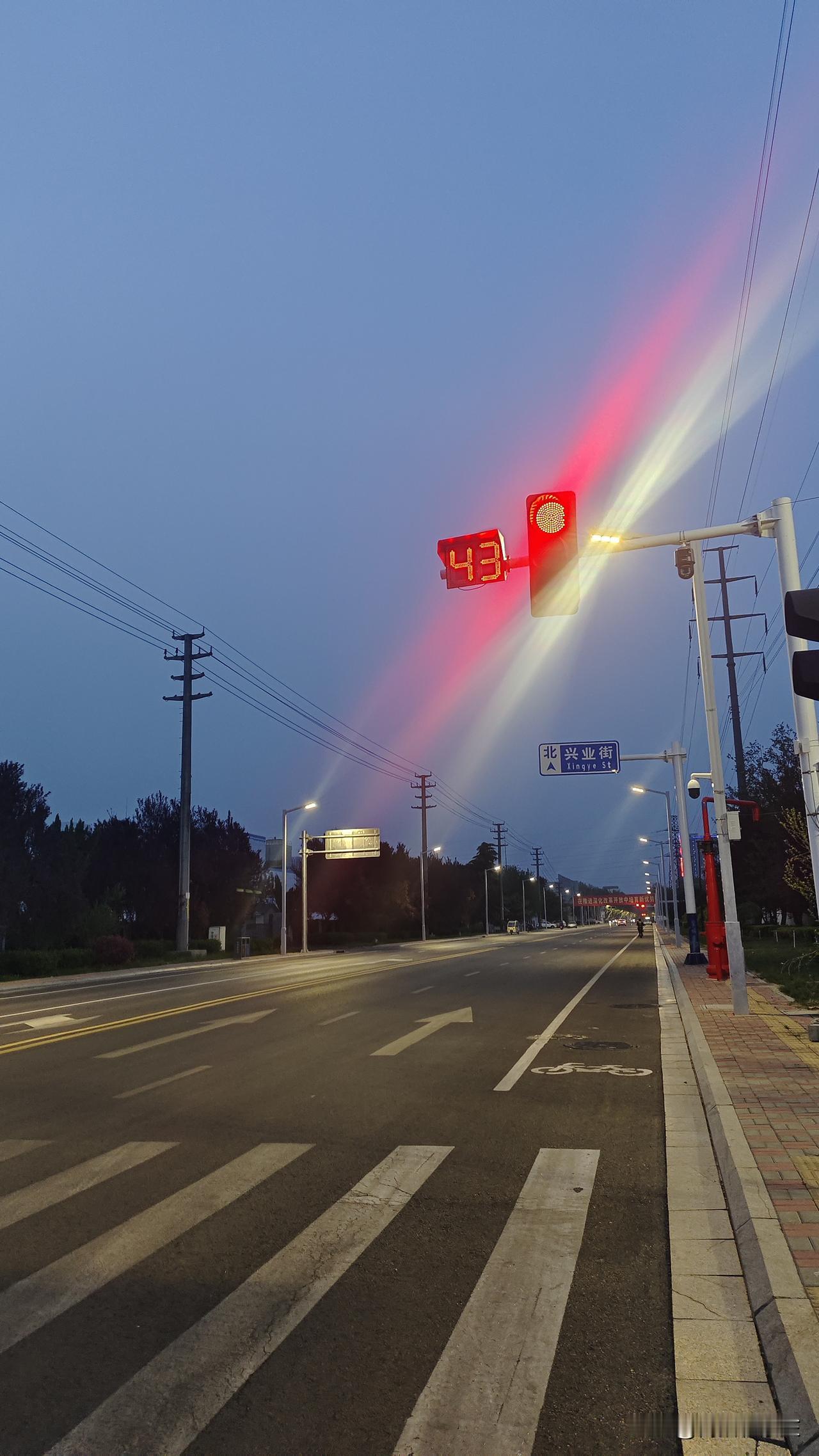 石家庄东三环外边，味道很难闻。非常刺鼻子。
这些气味肯定来自药厂，假设如果把药厂