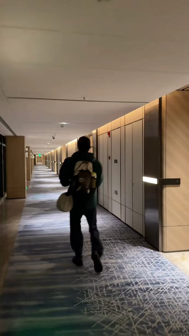 宋威龙春宋威龙高精力 宋威龙春，宋威龙高精力，谁懂刚被偶遇夜跑，就看到了龙龙的微