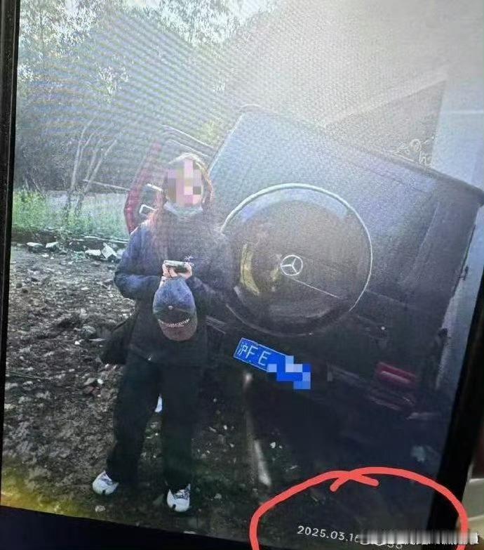 刷着一张疑似金晨交通事故现场监控的截图，开的还是豪车呢 