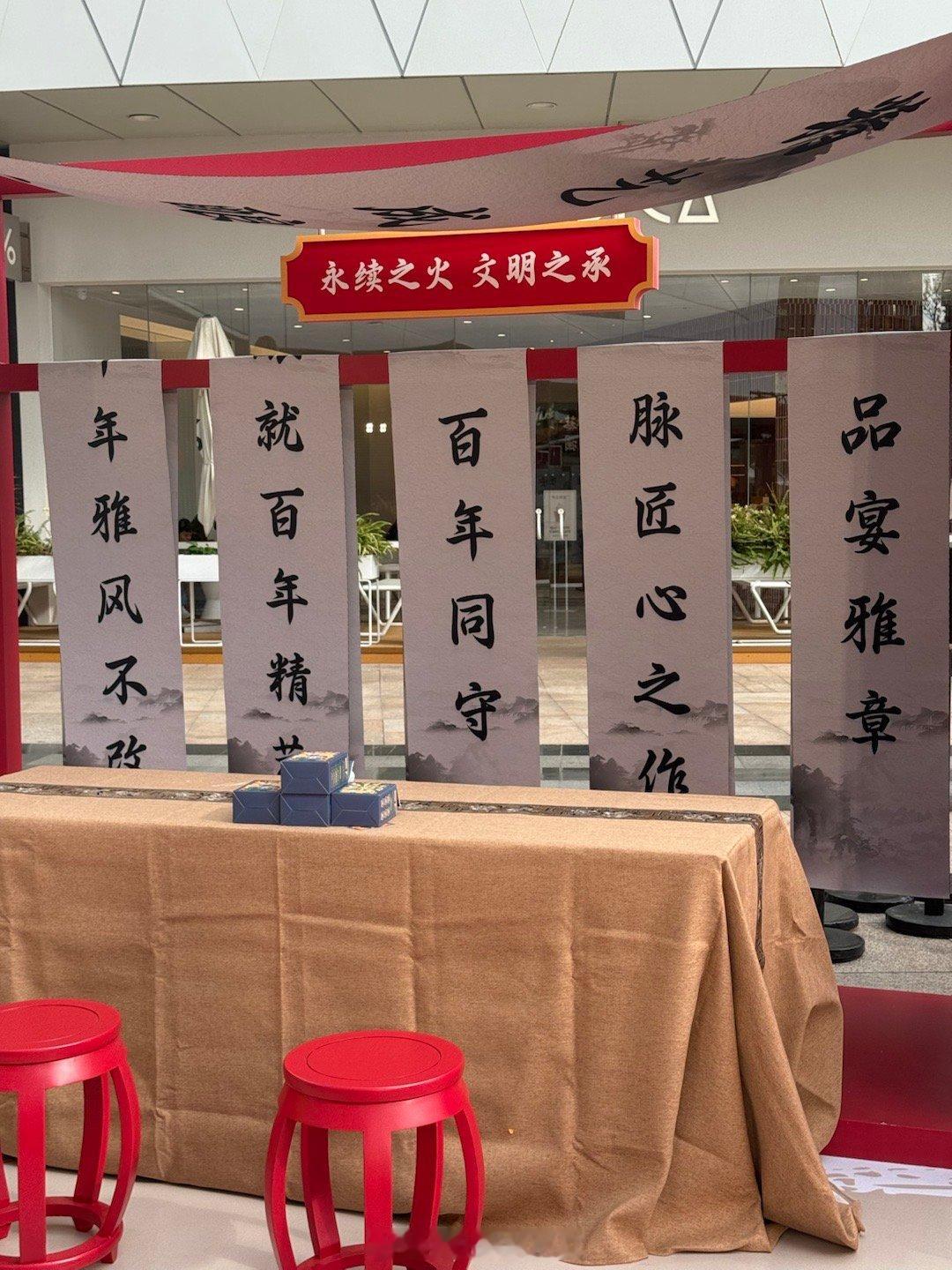 在厦门和守护者一起干杯. 在厦门拿捏微醺逛展氛围感 当故宫遇见厦门，会擦出什么火