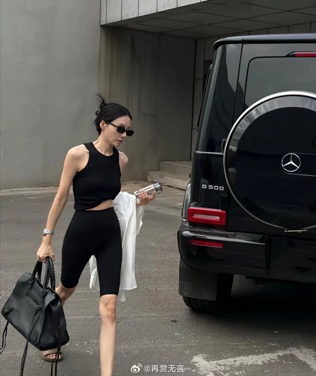 有钱人的气质，一眼就看出来了，这么贵的奔驰一般人买不起。 