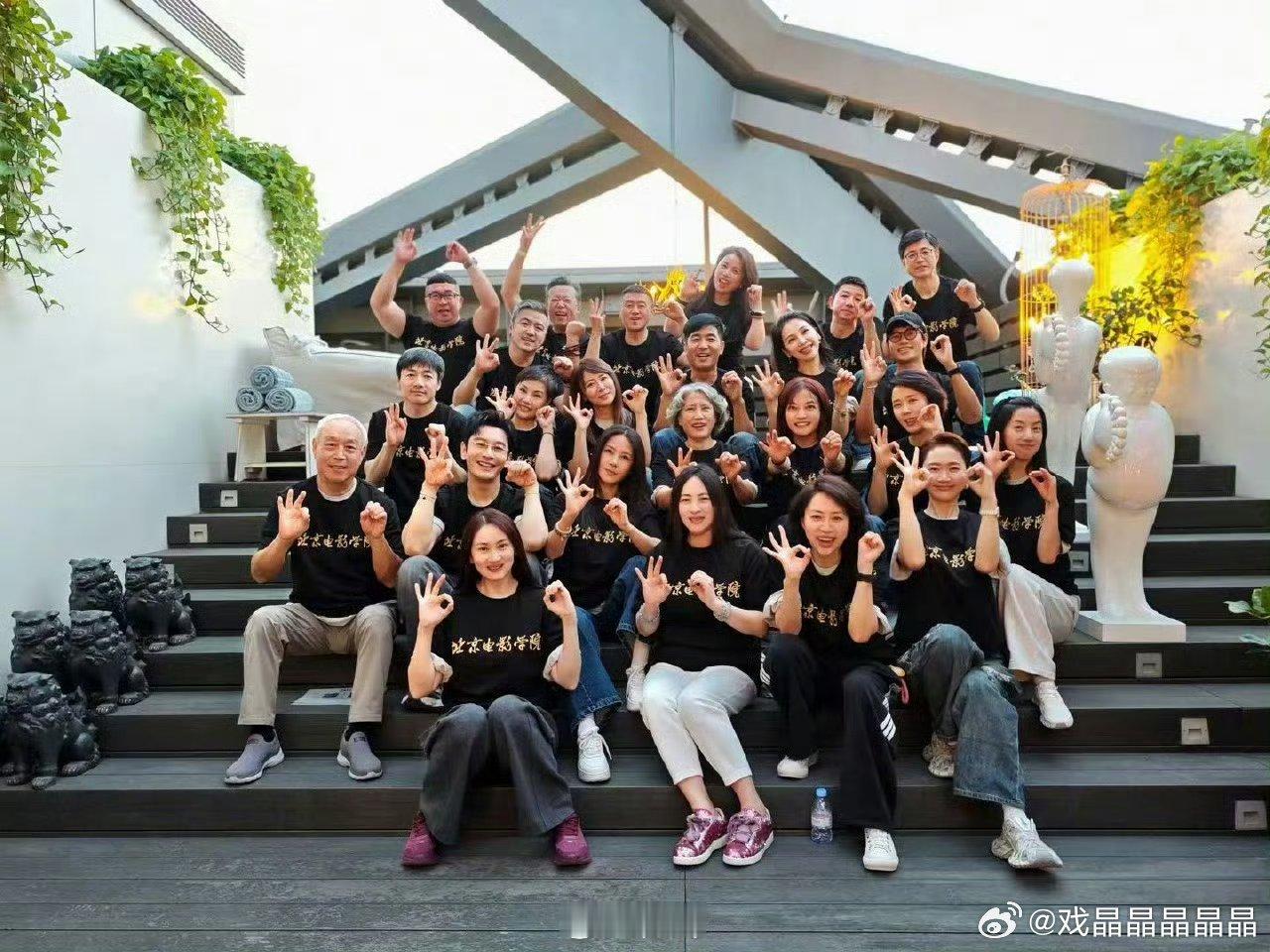 赵薇参加北电表演系96班聚会96是明星班，赵薇、陈坤、黄晓明都是96班毕业的。 