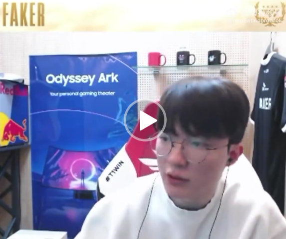 李哥皮肤选了发条，说阿狸等下次吧直播时：Faker：我已经决定皮肤不选阿狸了，我