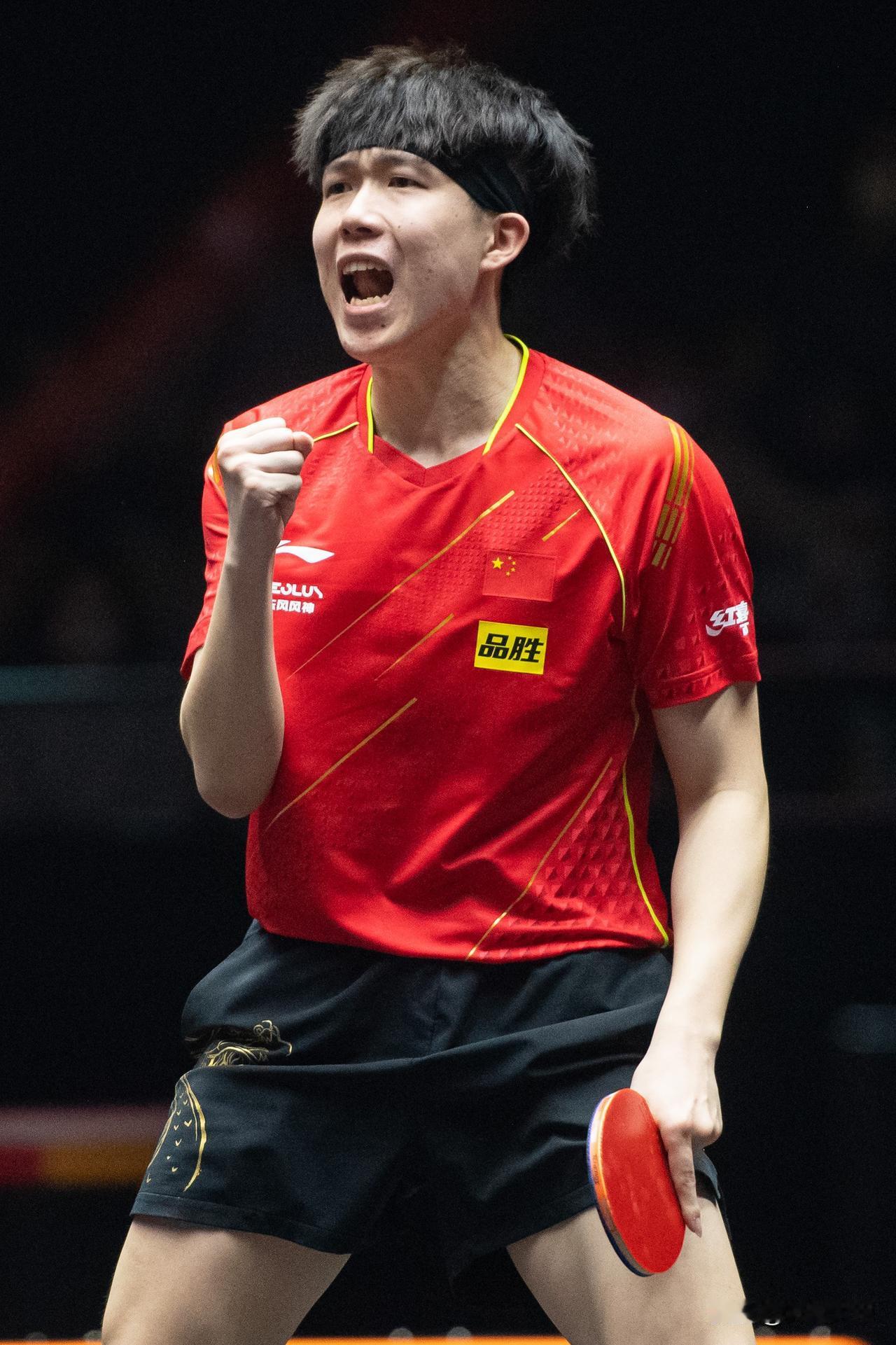 王楚钦状态火热，3比0兵不血刃战胜户上隼辅，顺利晋级新加坡大满贯赛男单16强。