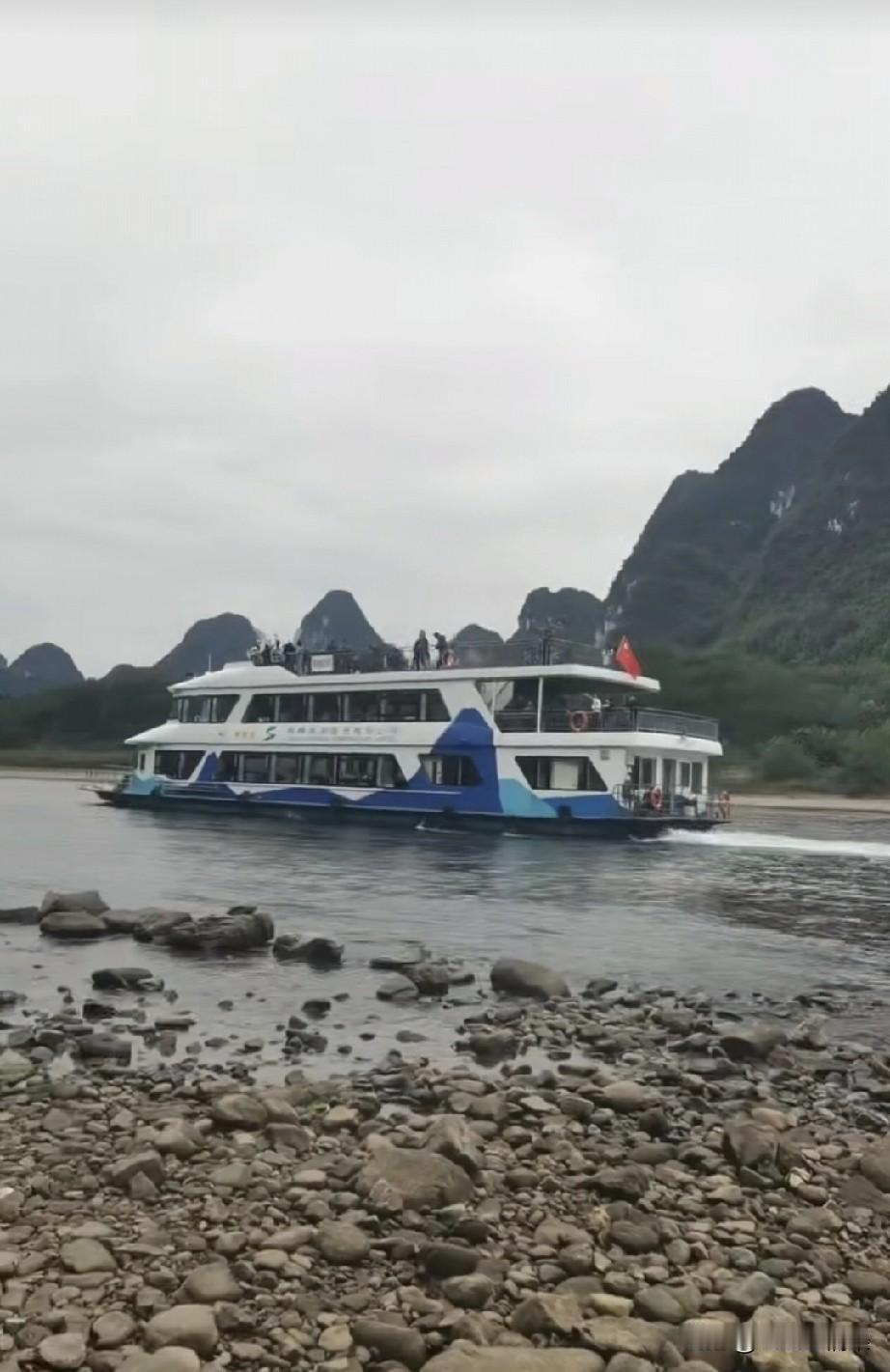 桂林漓江这个河道经过单独开挖了吗？这么大的船也能通过，感觉这个水好浅啊。
真担心