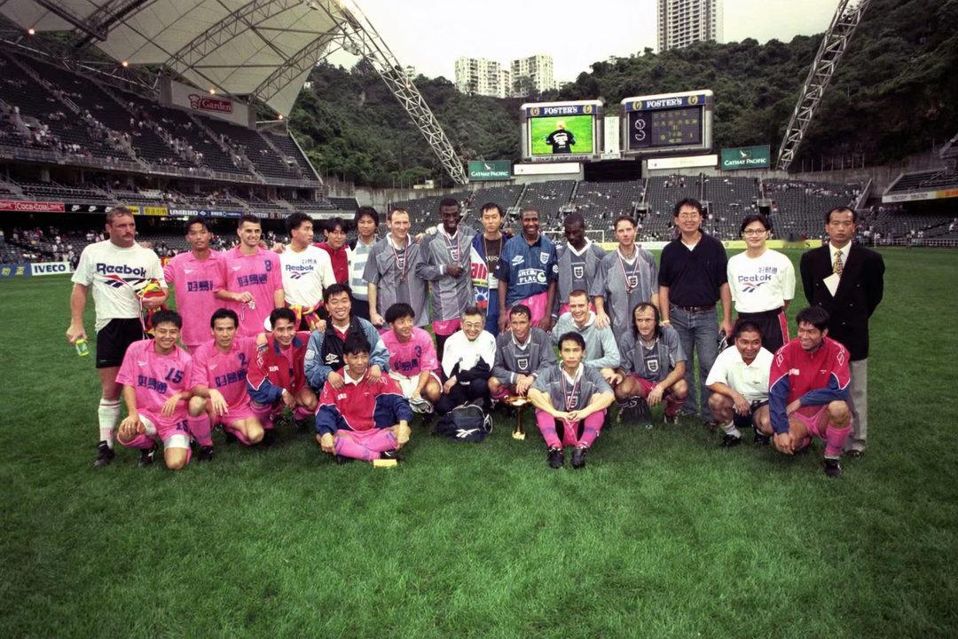 經典回眸- 1996年好易通喺政府大球場對英格蘭國家隊賽後大合照🧑🧑🧒细说