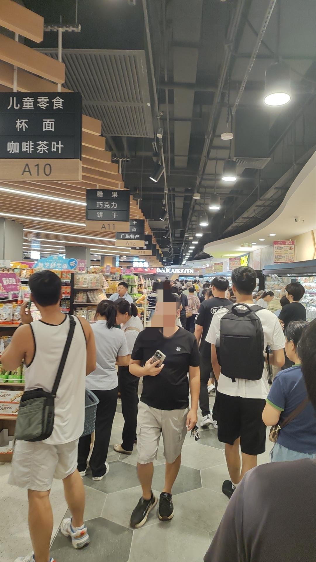 江门大悦城的老板估计高兴不起来了，
不是因为今年人们没钱消费了，
也不是因为距离