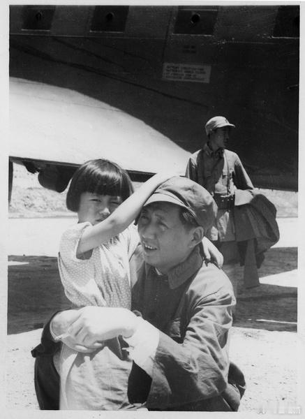 1945 年 7 月，毛泽东和他的女儿李敏在延安机场 ​​​