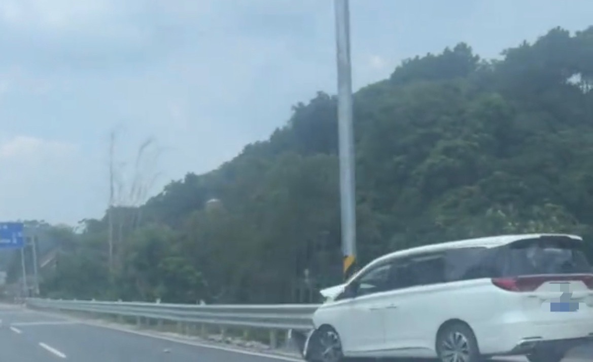 7月26日，网友反映：玉林某宝路商务车撞路边的防护栏车坏了。这是开车都不专注吗？