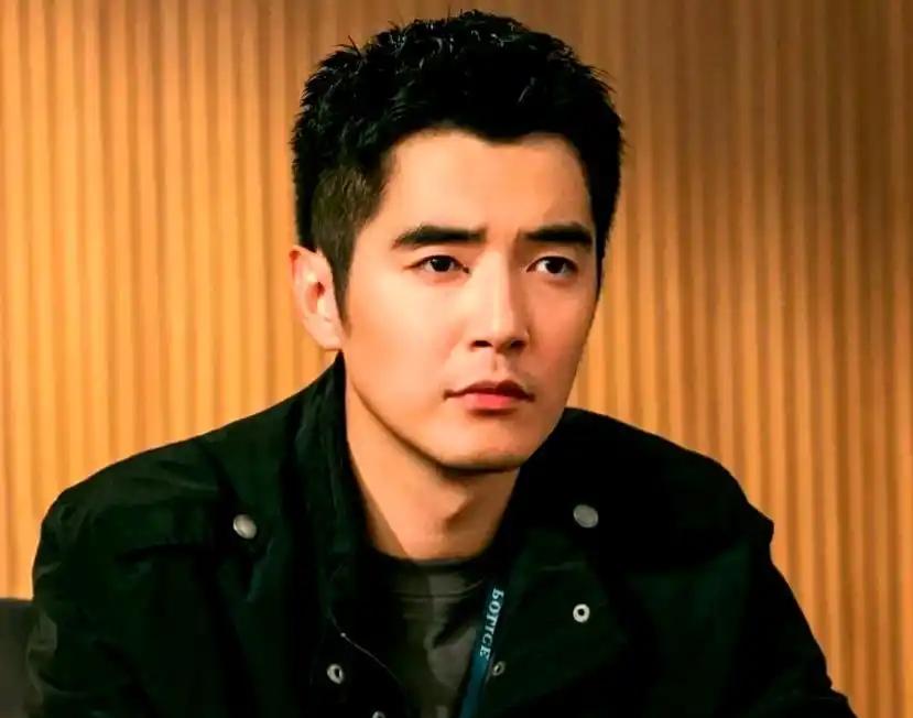 金世佳近期专注深耕大银幕，主演电影《黄雀在后！》《即兴谋杀》相继上映，持续挑战复