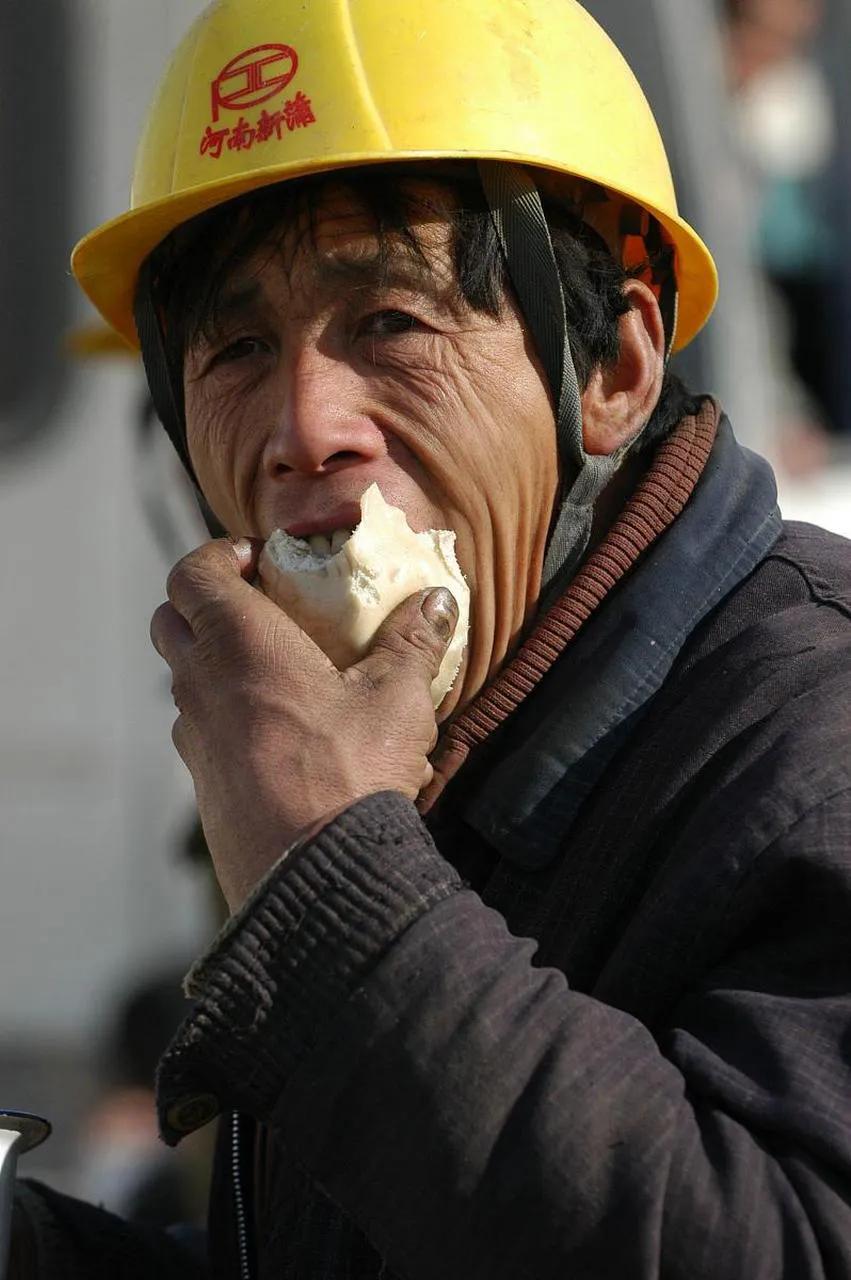 ◆会说话的牛

作者: 黄永强

他说他是一头牛
因为每天要挤十二小时的奶
老板