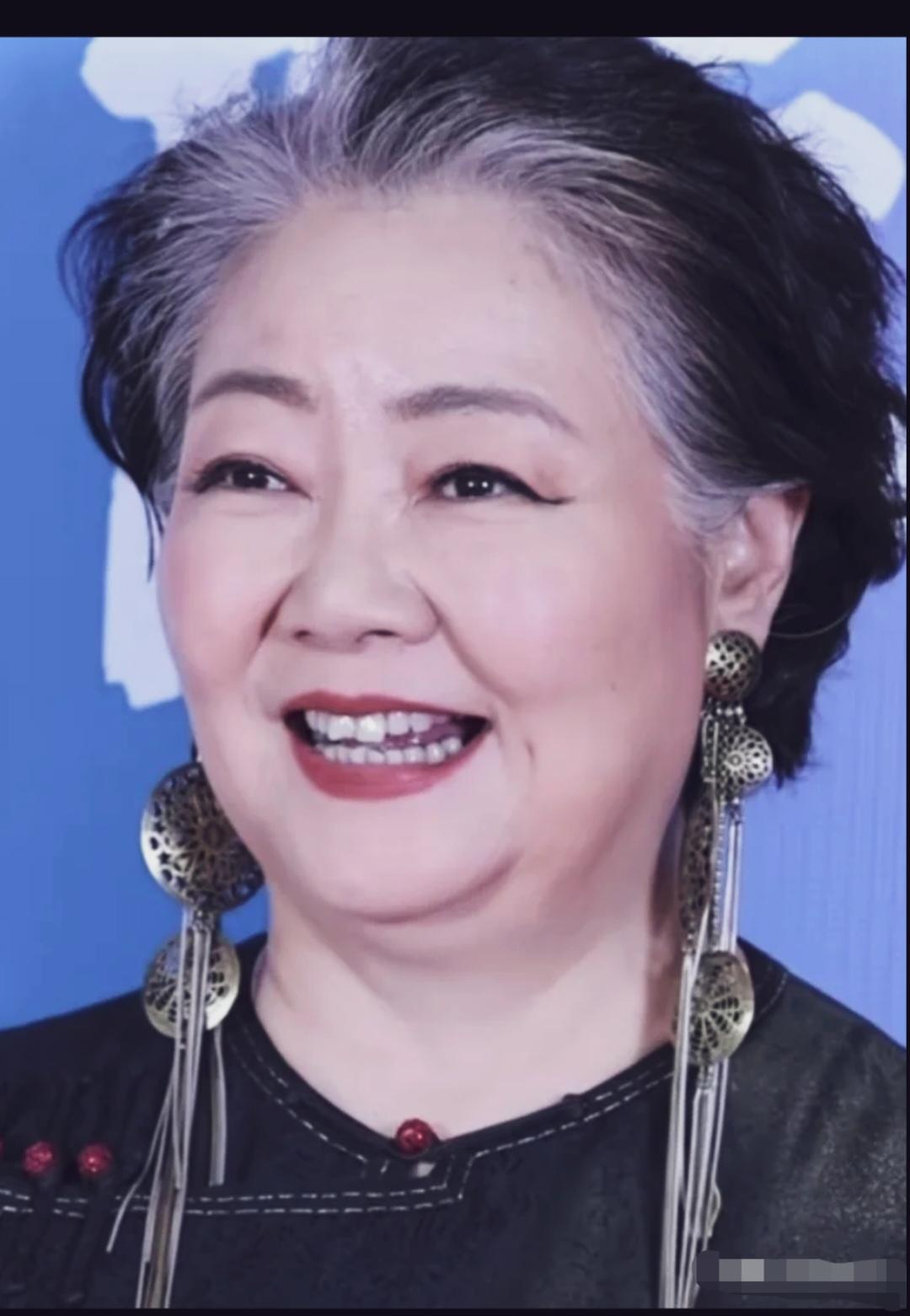萨日娜福相满满，亲切又可爱！自然老去的样子真好看！