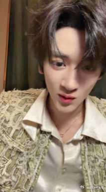 邓佳鑫直播 邓佳鑫直播状态也太好了吧，说话真诚不做作，随便唱几句都特别有感染力。