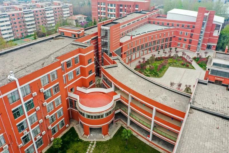 今年高考成绩、中考成绩早已尘埃落定，但宣传的学校少了。
学校官方都没有进行宣传，