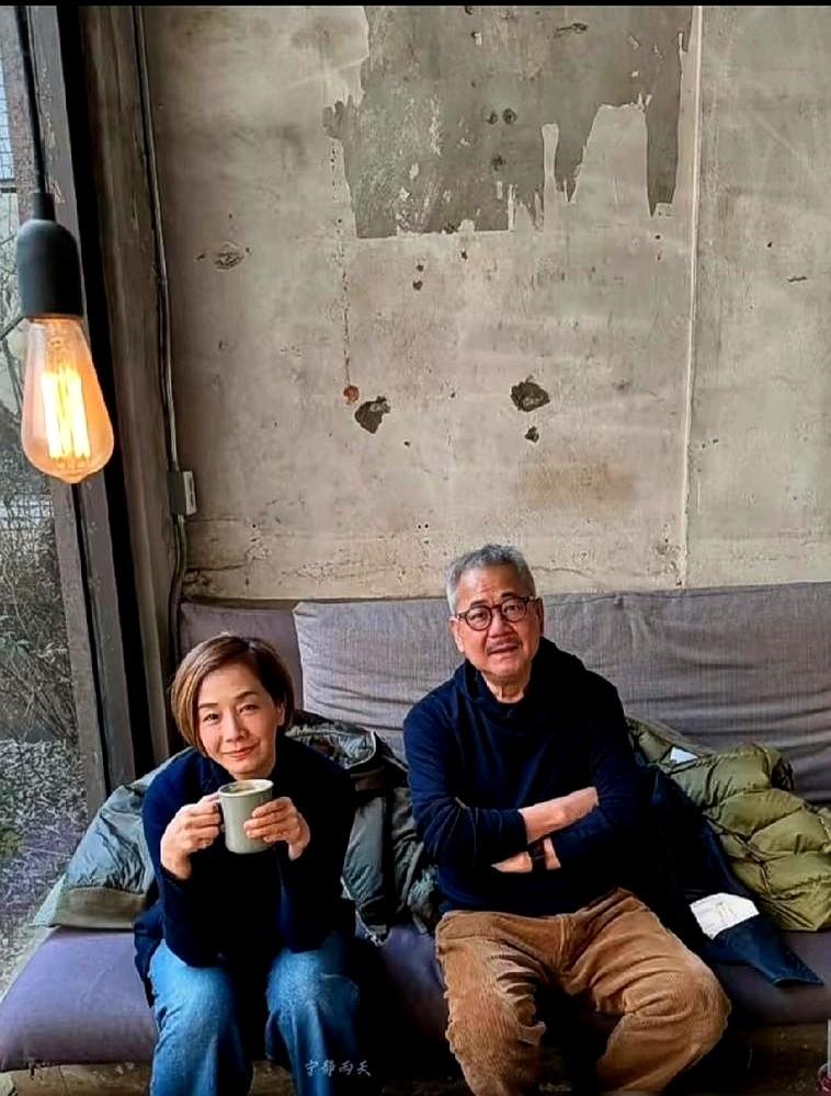 毛舜筠这日子，算是过明白了！

大年初二，她晒出和老公区丁平的碰杯照，庆祝他生日