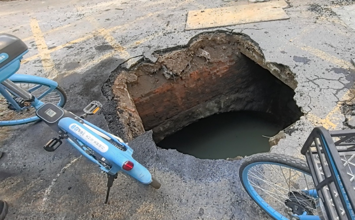 新乡市人民路与胜利路交叉口附近路面塌陷 无人员伤亡 相关部门已到现场处理