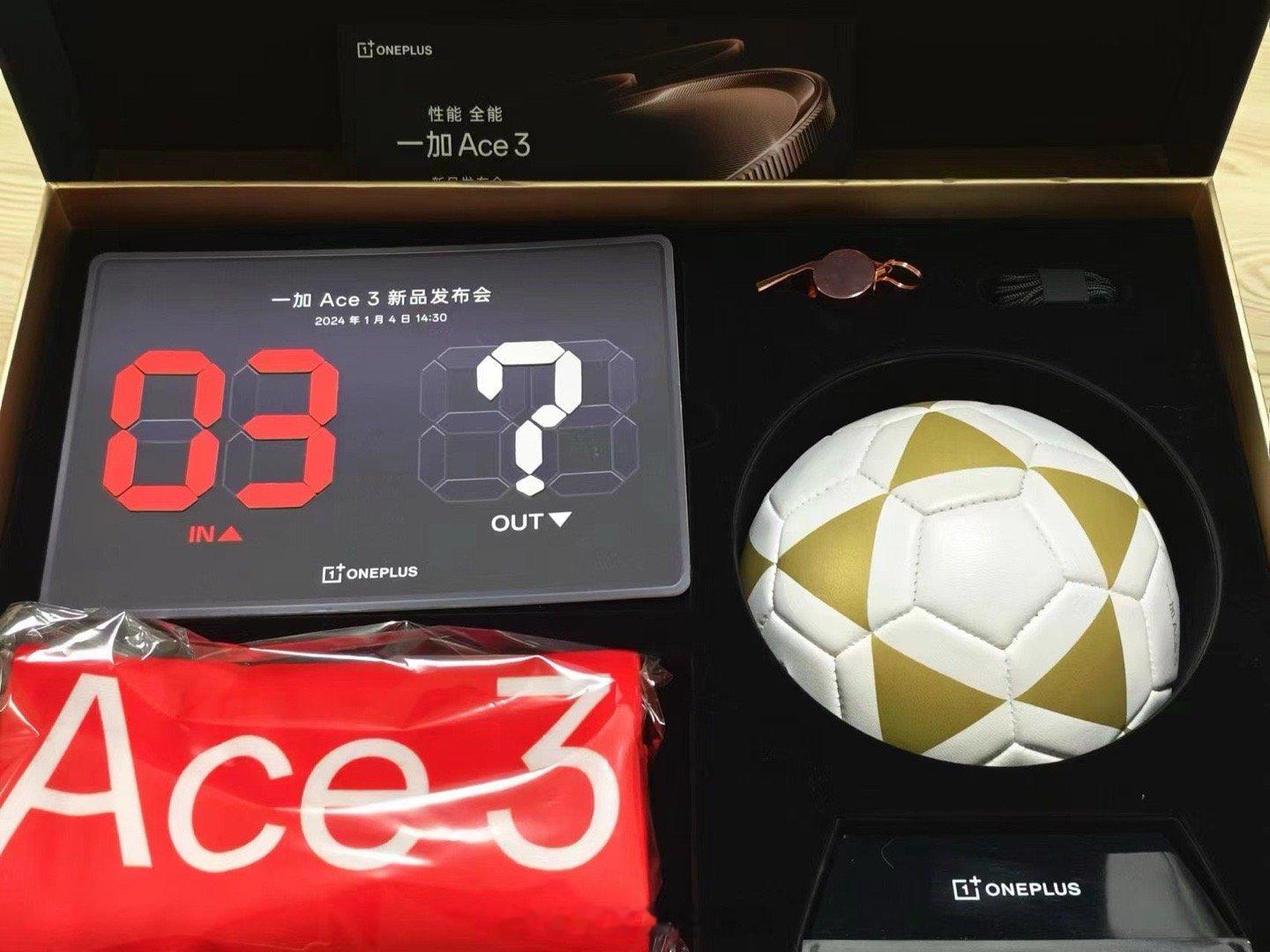 收到了一加Ace3发布会的邀请函，一套足球摆件+哨子+换人卡+围巾，一加这是要主