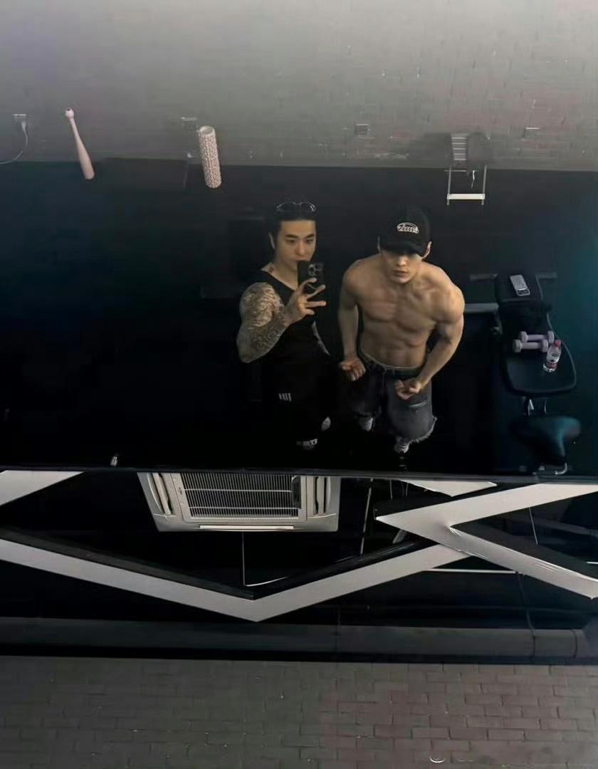 何与 ins更新，这个肌肉，夯爆了