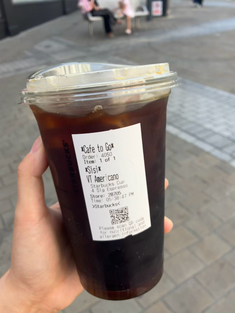 星巴克的店员做完咖啡给我的时候说 这是世界上最好的一杯咖啡 然后wink了一下 