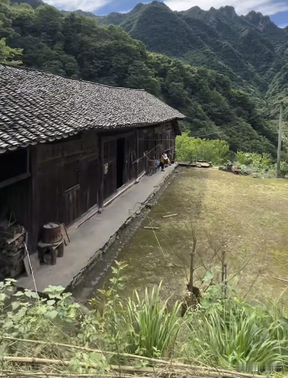 一户人家，一座山，下山买包盐得走两小时，这样与世无争的生活你喜欢吗？如果让你来这