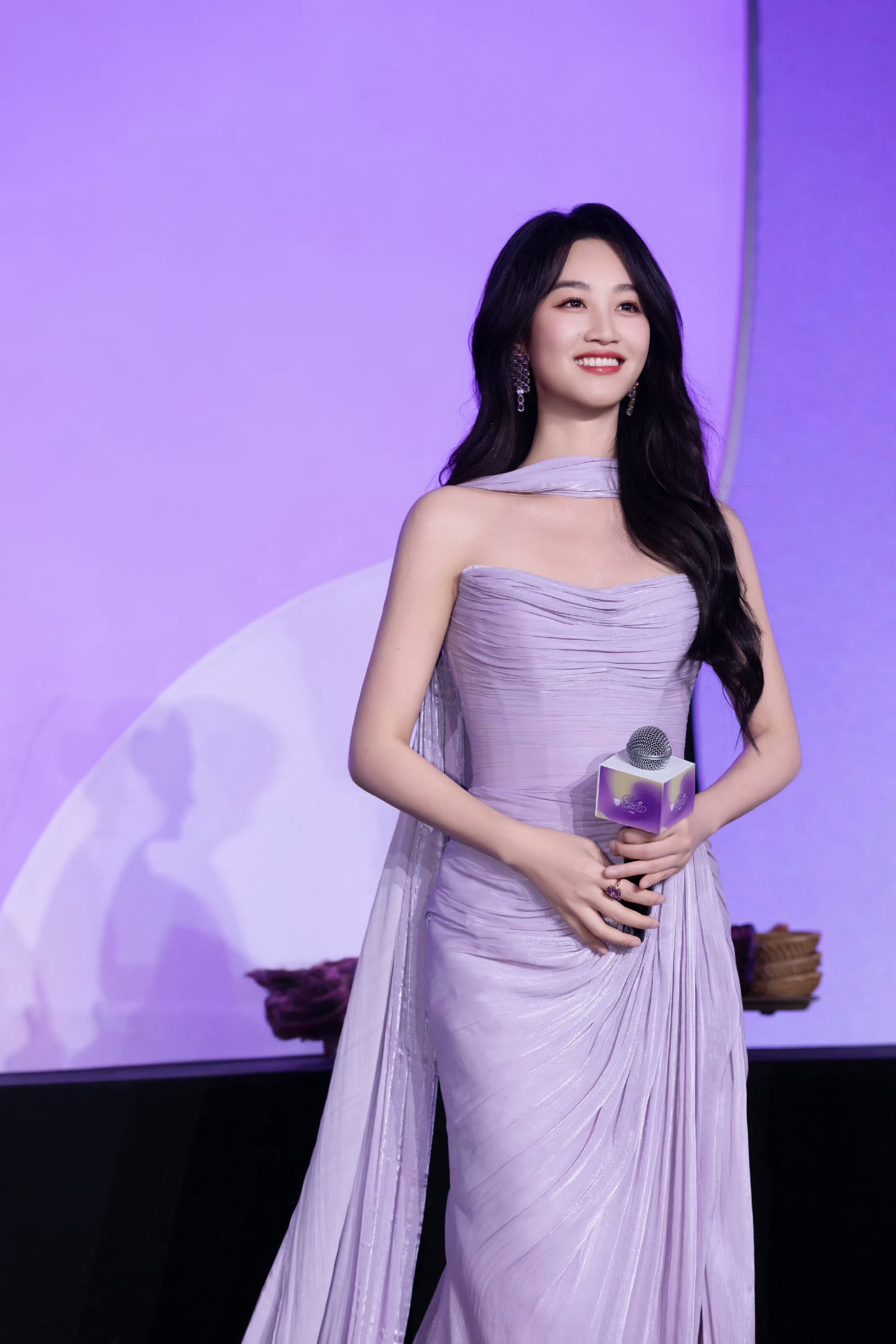 蓝盈莹 蓝得发紫蓝盈莹这势头简直是“蓝”得发紫！业务能力能打，演戏时眼神里全是戏