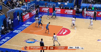 打弱队胡明轩找回状态！广东104:76大胜四川送对手17连败。
胡明轩首发出战2