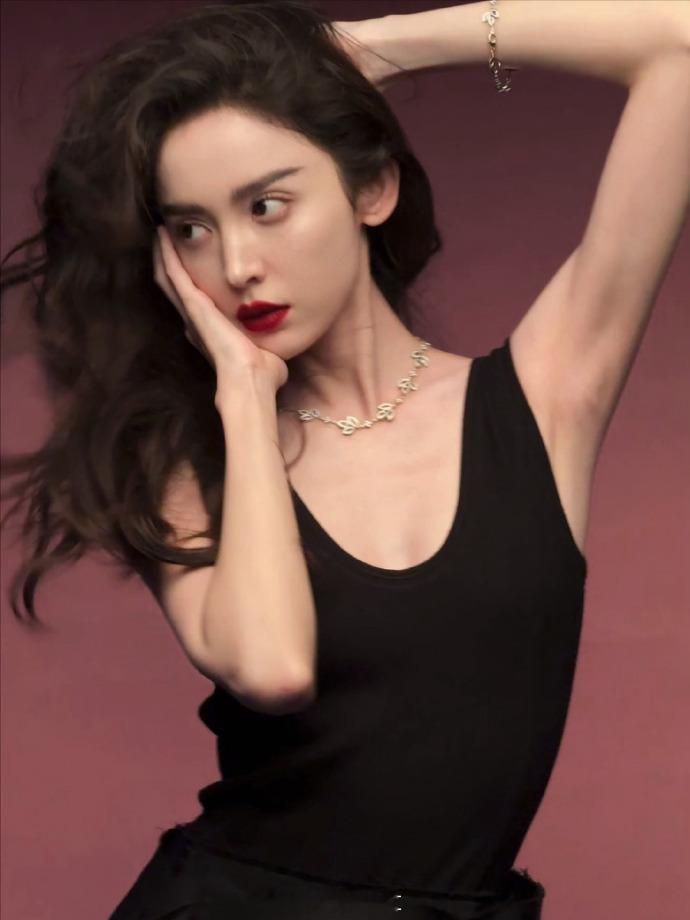 娜扎 海藻般秀发有了实感  不得不说，娜扎用她那一头海藻般的秀发，重新定义了美的