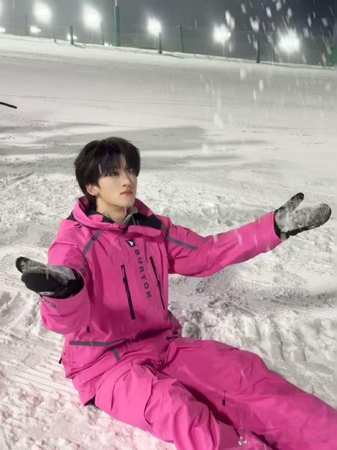 邓佳鑫第一次挑战单板 看完只想说粉色太配他，邓佳鑫第一次挑战单板，动作不熟练也没