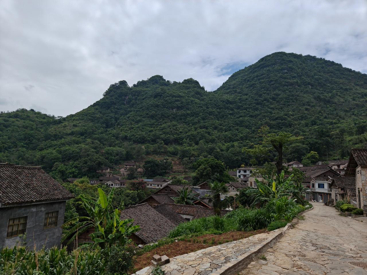 雨补鲁天坑村
我曾到过悬崖上的古镇——丙安古镇，悬崖下的古村——化屋村，瀑布上的