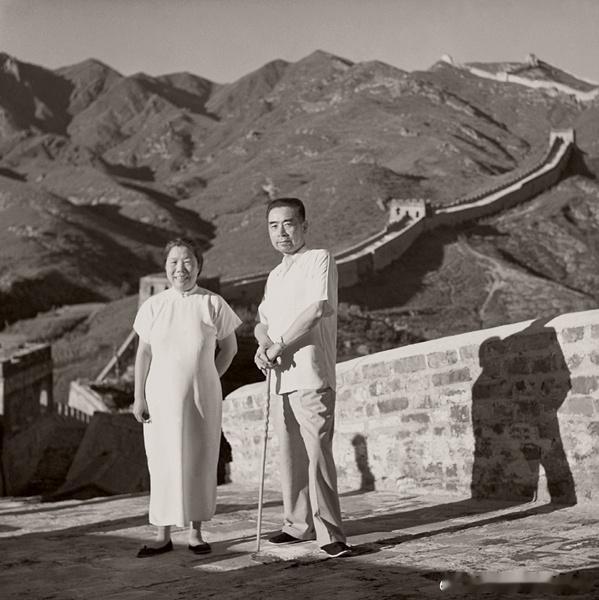 1955年，周恩来和邓颖超在八达岭合影。 