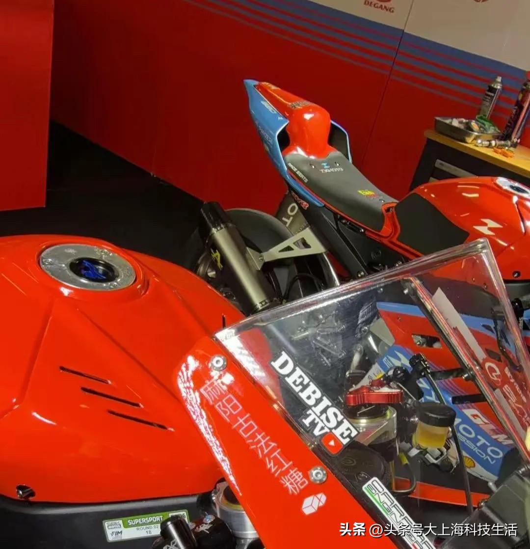 张雪机车冠军赛车上印有“麻阳古法红糖”几个字。

张雪来自湖南怀化麻阳，湖南怀化