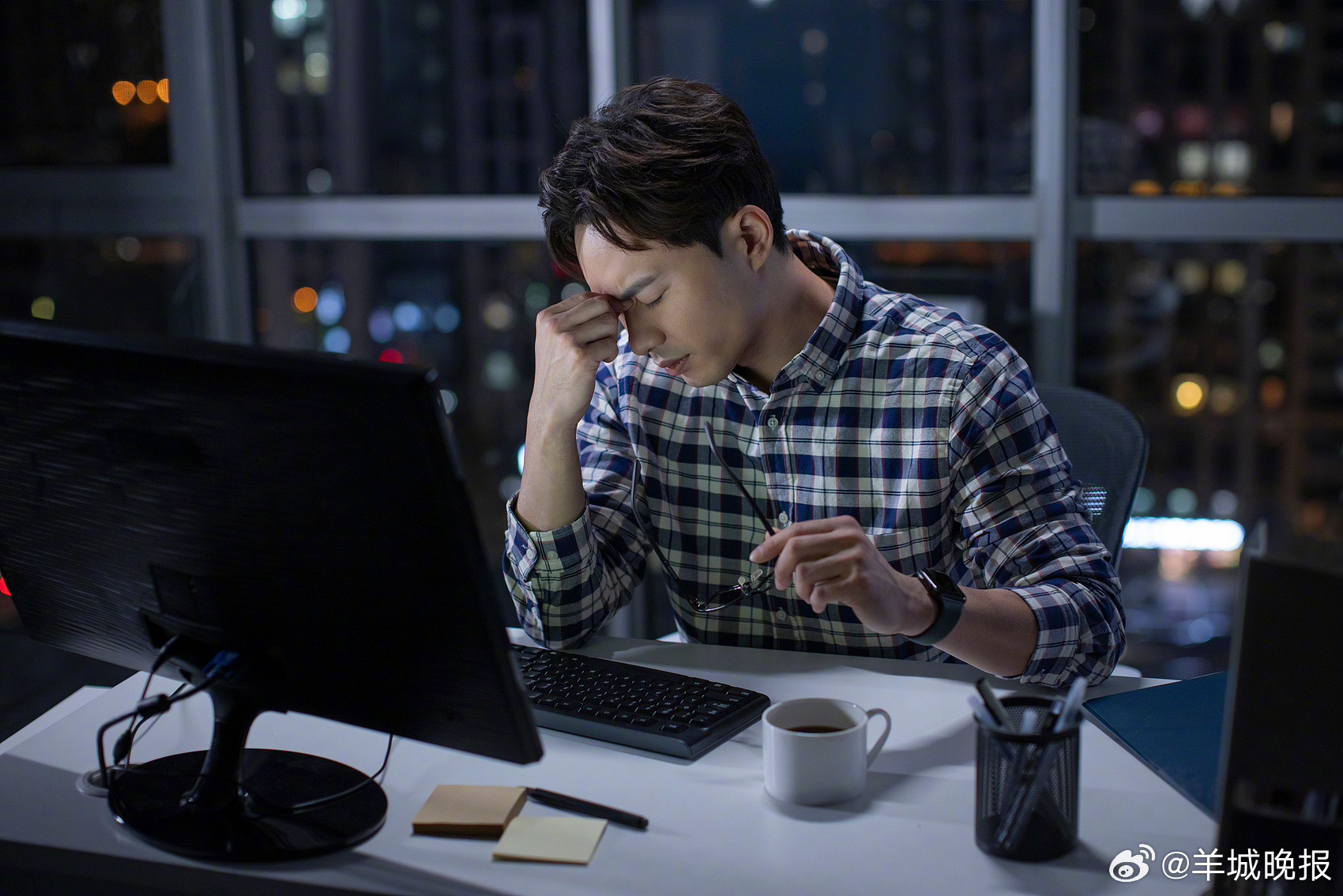 【#晚睡晚起比早睡早起差在哪里#】不管是“主动”熬夜，还是“被动”失眠，睡眠不足