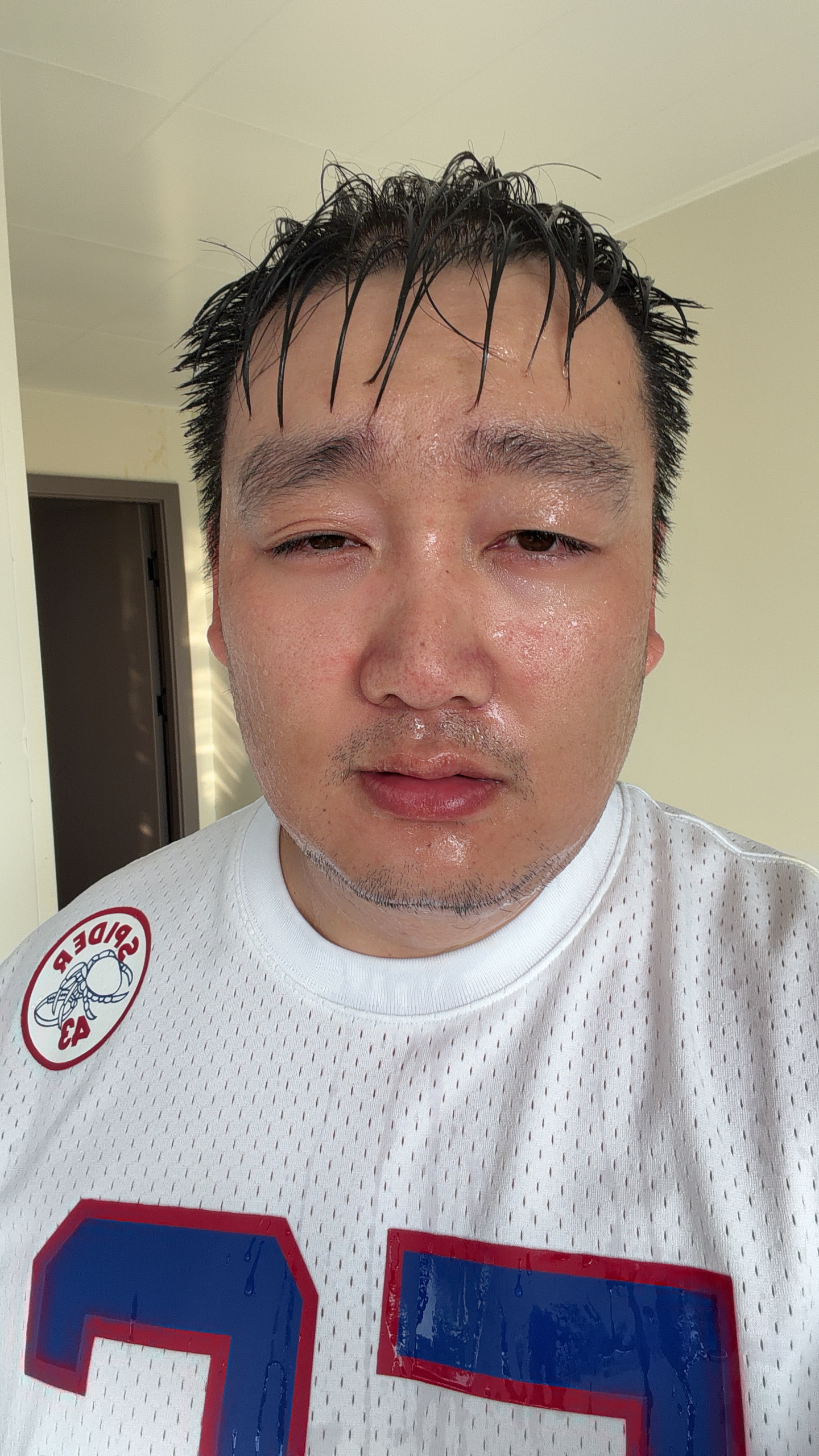 在阳光房坐了20分钟，身体终于舒服点了洗了个头，继续晒会太阳，舒服多了 