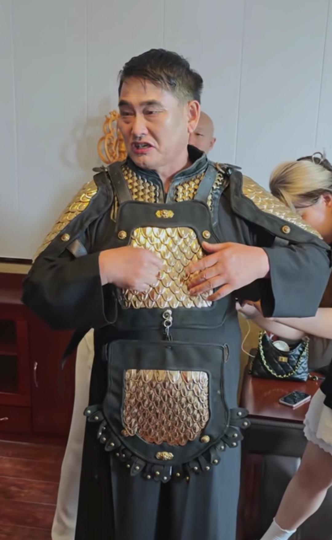 都说朱之文，
是个老实巴交的农民歌手，
可你细品，
他这几年的操作，
你会发现这
