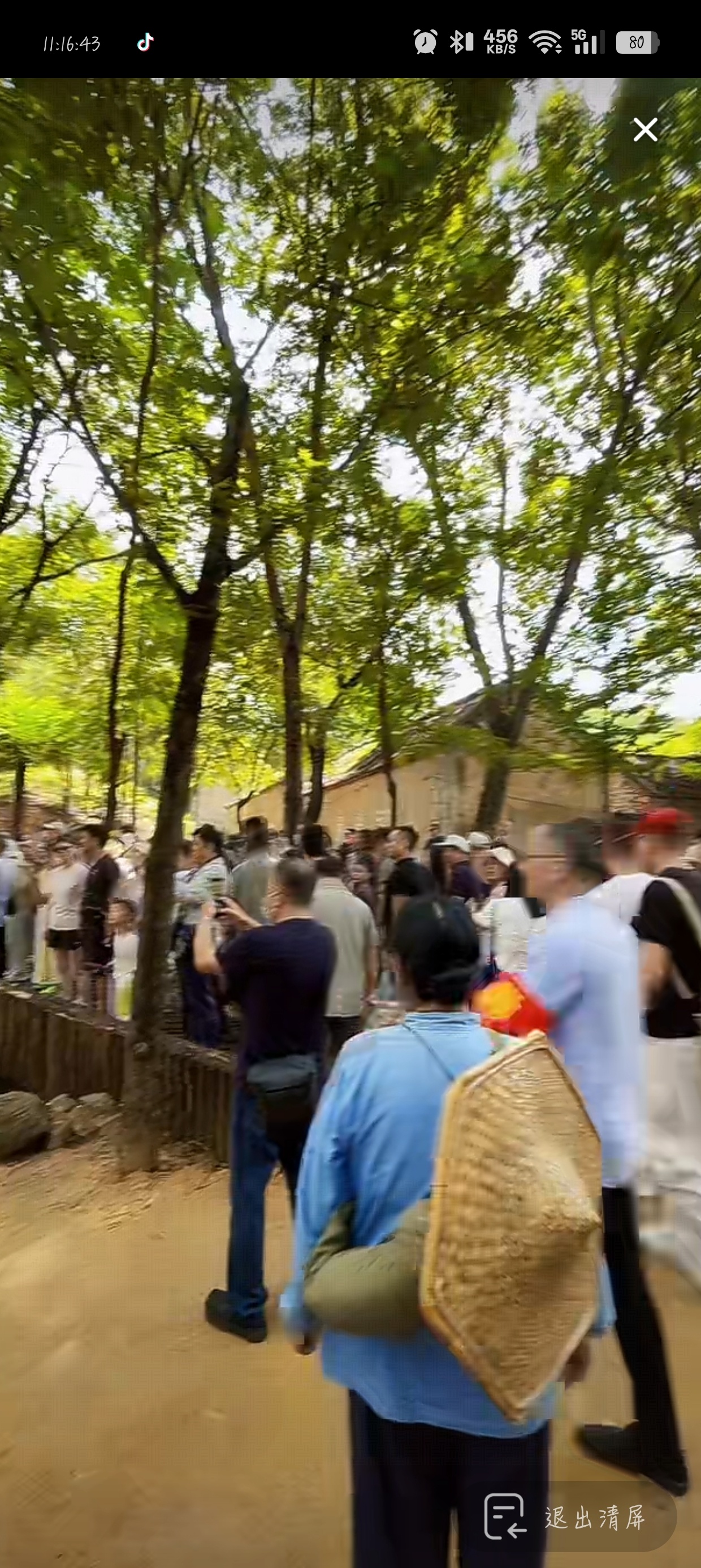 你们要干啥啊[允悲][允悲]沂蒙红色影视基地直播间好多人啊 ​​​