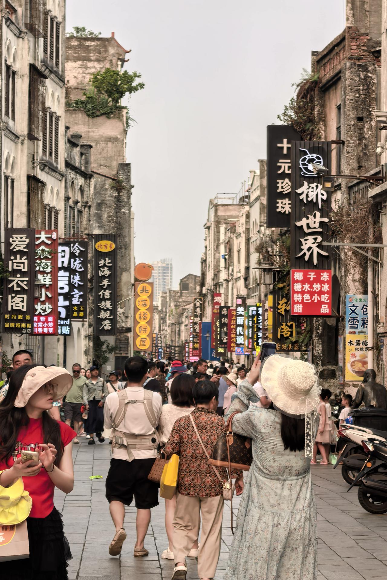 北海老街，是一座活着的骑楼博物馆｜街面上骑楼林立，商铺云集，从清末的通商口岸，到